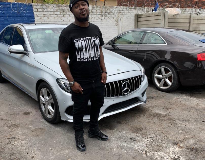 iversonn45's tweet photo. Being rich is not easy. Yesterday I donated my phone, wallet to a poor guy. You can't imagine the happiness that I felt as I saw him putting the gun back to his pockets.
KINDNESS IS EVERYTHING! https://t.co/yHnsC1Gqei