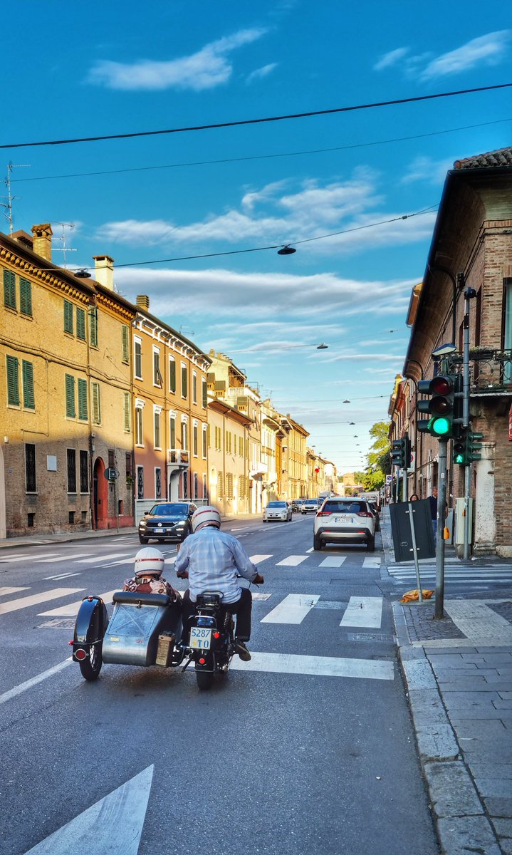 Oggi una coppia in sidecar mi ha superato mentre andavo in bicicletta e non ho potuto far altro che rubare questo scatto. Mi sembra di aver fotografato la felicità. #sidecar #igersferrara #picsoftheday #ig_ferrara #volgoferrara #myferrara #felicità #happiness #semaforoverde