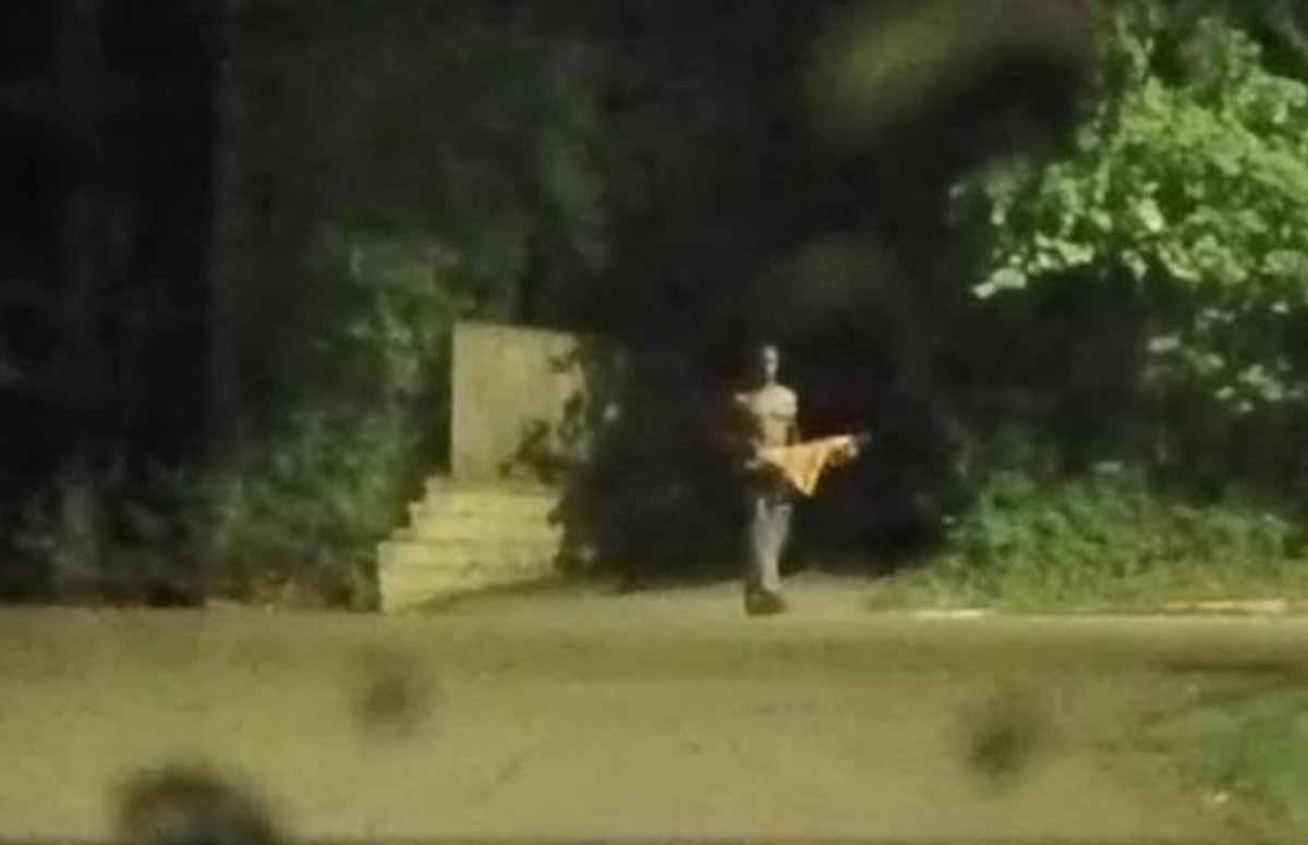 Knoxville_PD's tweet photo. We are investigating a rash of car burglaries that have occurred in the 4th &amp; Gill neighborhood &amp; adjacent neighborhoods over the past several days.  

The pictured individual is a person of interest. Know who he is or have info? Contact @tn_crime. 

More: https://t.co/IpFcJNzOoY https://t.co/ozl3BcRwl3
