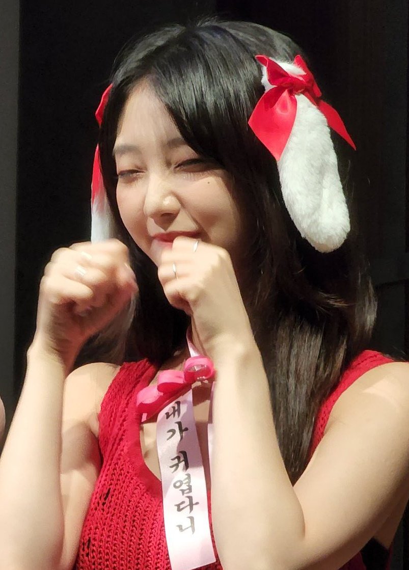 billlooviz's tweet photo. Udah ye ni darenya, puas ga? @sleepydalso @havesomeppang 

#OrbitSelcaDay #ORSD #Yeojin #LOONA #이달의소녀 @loonatheworld https://t.co/kxQi7ni9mw
