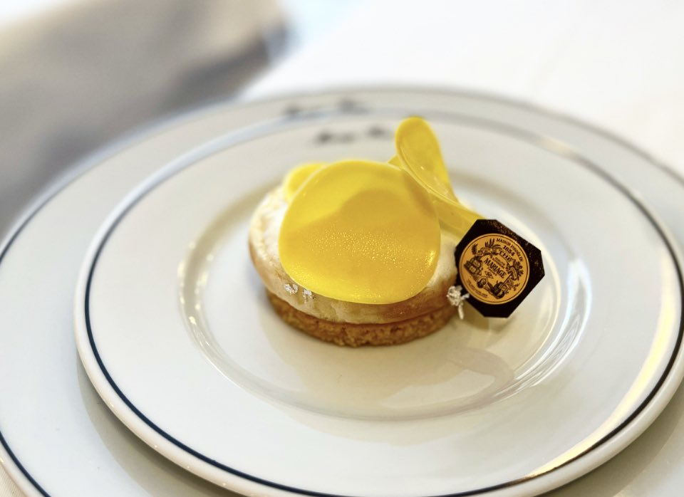 teatimeensamble's tweet photo. Mariage Ferères 🇫🇷🌿

本店でティータイム🍹

PARIS MARAISという本店の名前のついた、アイスティー(緑茶ベースにダマスクローズのエキス、生姜とレモンのカクテルティー)と、柚子とレアチーズのタルト🍋

今日は40℃の酷暑🌞

さっぱりすっきりと、涼しい、ひと時✨🌿 https://t.co/2J6CqtRZvZ