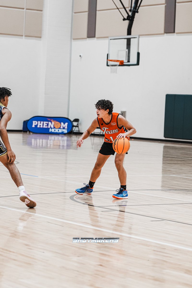 TeamEATCLT's tweet photo. 2024 Kurt Hunter manned the ship all weekend. Constantly making winning plays and knocking down timely shots to help lead his squad to victory this weekend. Really showed himself on the defensive end this weekend as well picking up 94 ft. @Phenom_Hoops @GDS_Basketball https://t.co/h7xJxhLbW2