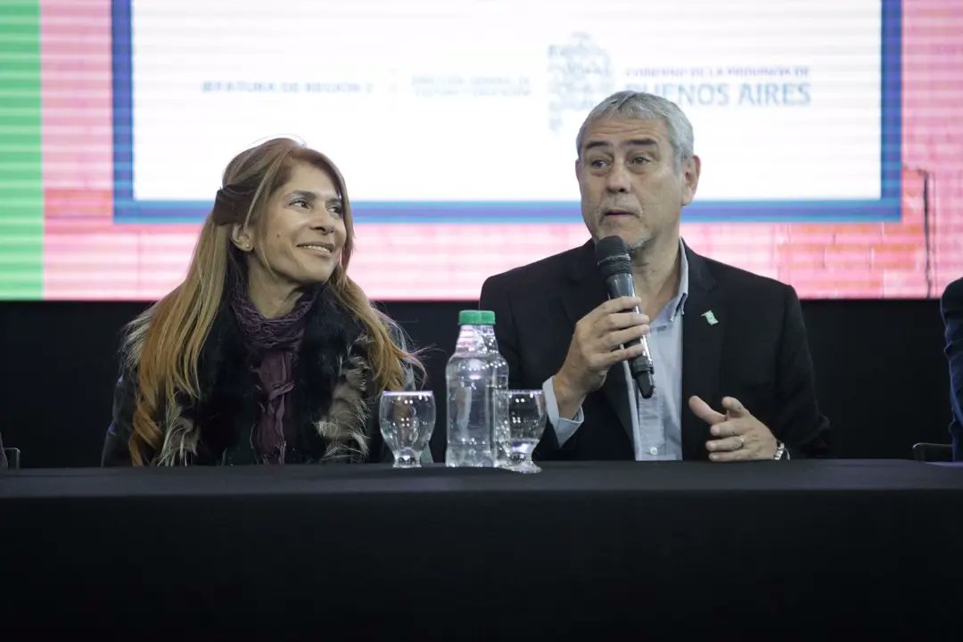 magdysierra's tweet photo. Esta mañana acompañé a @jorgeferraresi, al director General de Educación y Cultura de la Provincia, @AlbertoSileoni y a @AleChornobroff, en el acto de promoción de Directores y Directoras titulares de Educación Primaria de la región ( Avellaneda, Lanús y Lomas de Zamora). 🧑🏻‍🏫 https://t.co/fywAArBeeQ