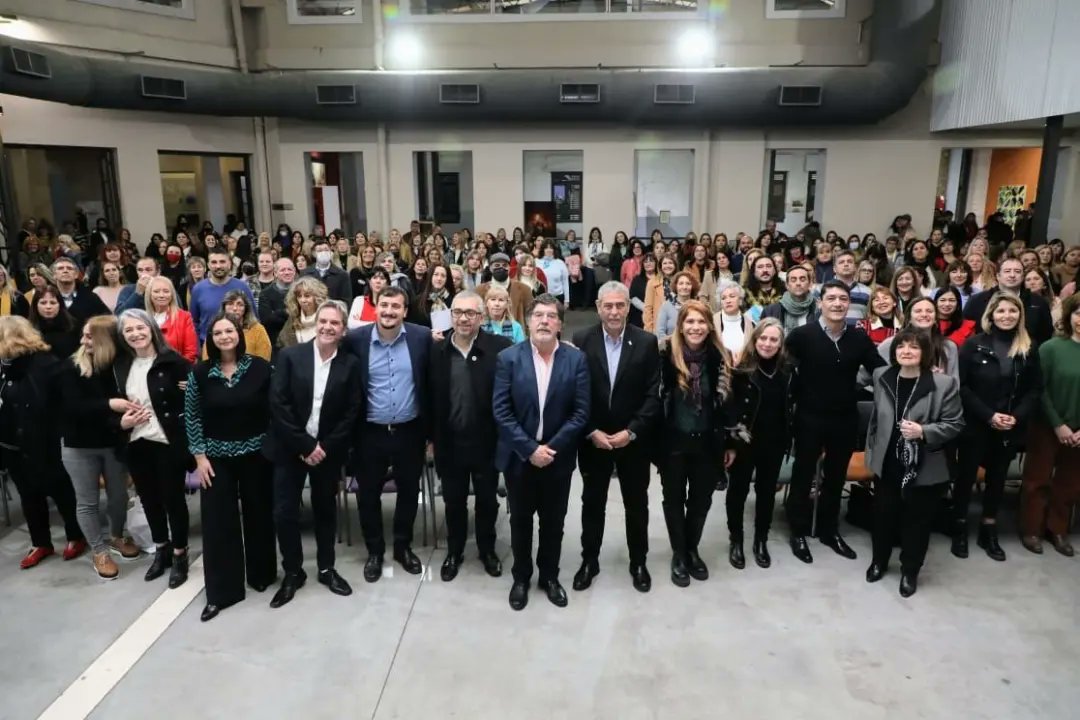 magdysierra's tweet photo. Esta mañana acompañé a @jorgeferraresi, al director General de Educación y Cultura de la Provincia, @AlbertoSileoni y a @AleChornobroff, en el acto de promoción de Directores y Directoras titulares de Educación Primaria de la región ( Avellaneda, Lanús y Lomas de Zamora). 🧑🏻‍🏫 https://t.co/fywAArBeeQ