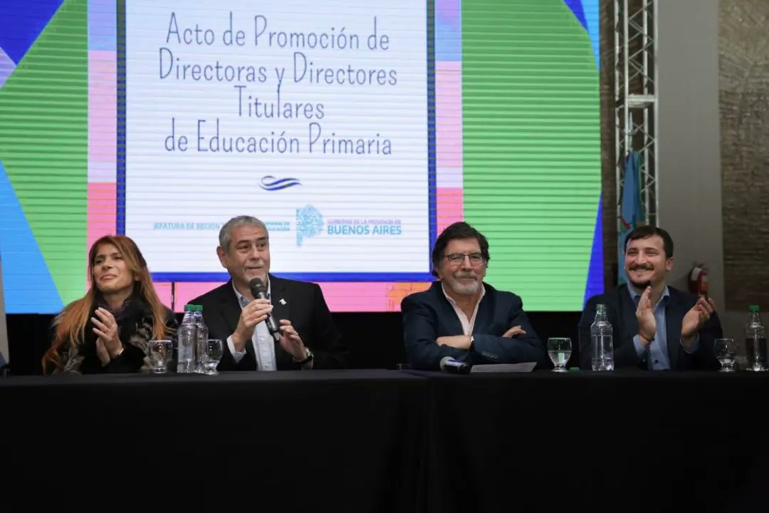magdysierra's tweet photo. Esta mañana acompañé a @jorgeferraresi, al director General de Educación y Cultura de la Provincia, @AlbertoSileoni y a @AleChornobroff, en el acto de promoción de Directores y Directoras titulares de Educación Primaria de la región ( Avellaneda, Lanús y Lomas de Zamora). 🧑🏻‍🏫 https://t.co/fywAArBeeQ