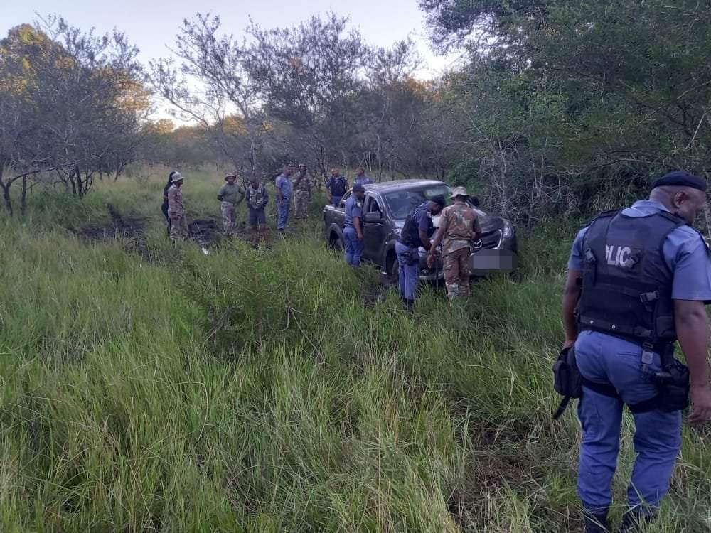 Veetra__'s tweet photo. SANDF Soldiers with SAPS have carried out their mission by denying adversaries/syndicates who are smuggling stolen &amp; hijacked vehicles from crossing South Africans border illegally into Mozambique.
In 3 weeks over 43 Undocumented foreigners arrested &amp; multiple vehicles recovered. https://t.co/SBjvCp7X4k