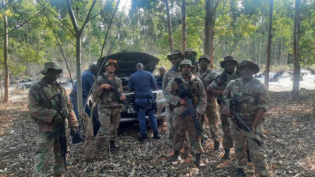 Veetra__'s tweet photo. SANDF Soldiers with SAPS have carried out their mission by denying adversaries/syndicates who are smuggling stolen &amp; hijacked vehicles from crossing South Africans border illegally into Mozambique.
In 3 weeks over 43 Undocumented foreigners arrested &amp; multiple vehicles recovered. https://t.co/SBjvCp7X4k