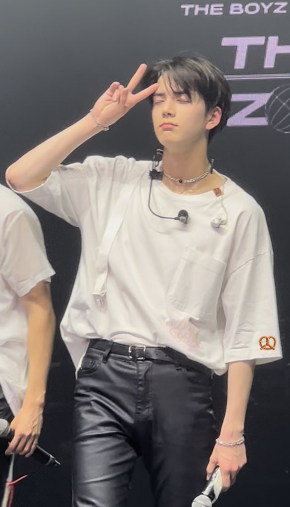 nothing brings me more serotonin than younghoon concert pics 🥹