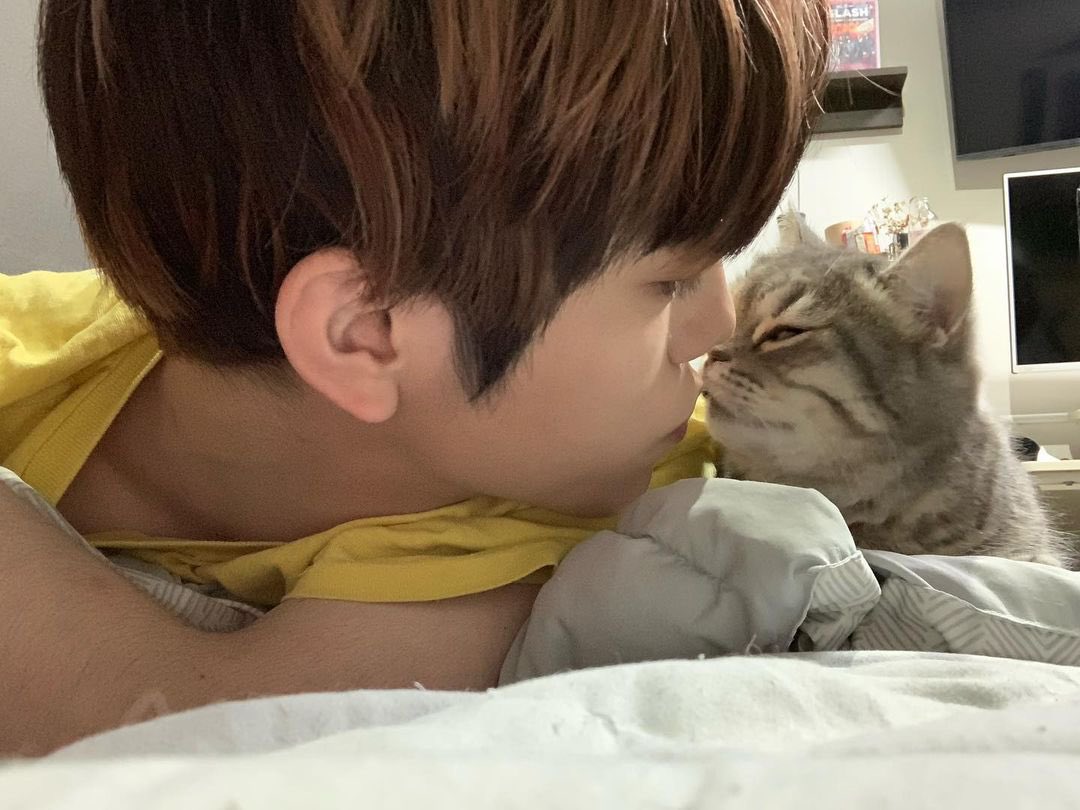 nflyeeng's tweet photo. Happy birthday to Romang's dad
#오늘은_훈이_생일이라먐
Who's also my favorite cat boy and guitarist ever!!
#HAPPY_MYAMMI_DAY https://t.co/CdMKN0pzzw