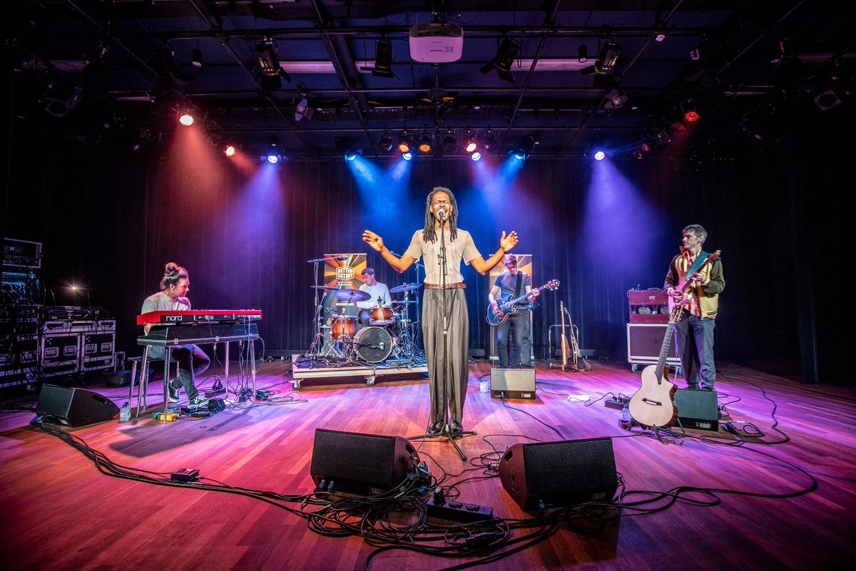 Twee weken geleden stonden Guido Nijs Quintet, Joël Domingos en Jeangu Macrooy in Schouwburg Concertzaal Tilburg voor het tweede Warmin’up Concert van 2022. Ook zo genoten van het concert? Bekijk hier de foto’s!

📷: Bart van Vlijmen