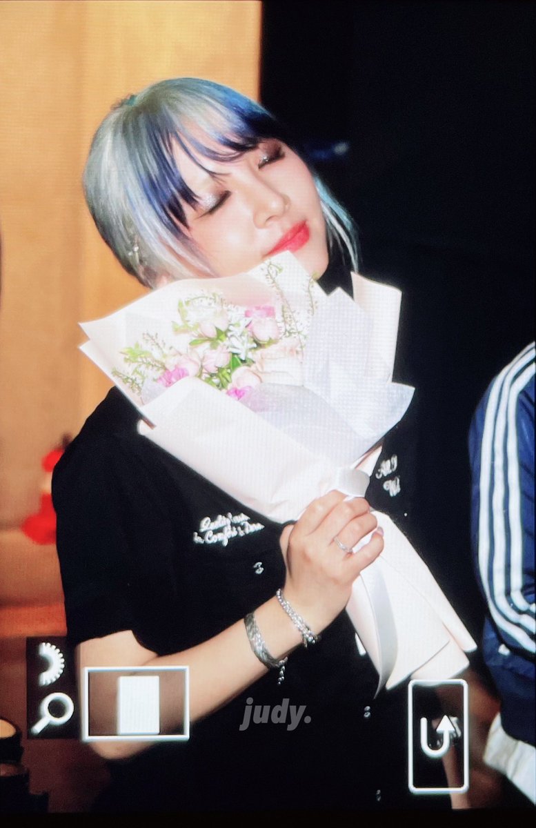 220711 #KARD #JIWOO #전지우 pre.
막방기념으로 꽃 받았징 정말 고생많았써💐💜

<a href="/KARD_Official/">KARD (카드)</a> <a href="/jeonjiwoo1004/">전지우</a>