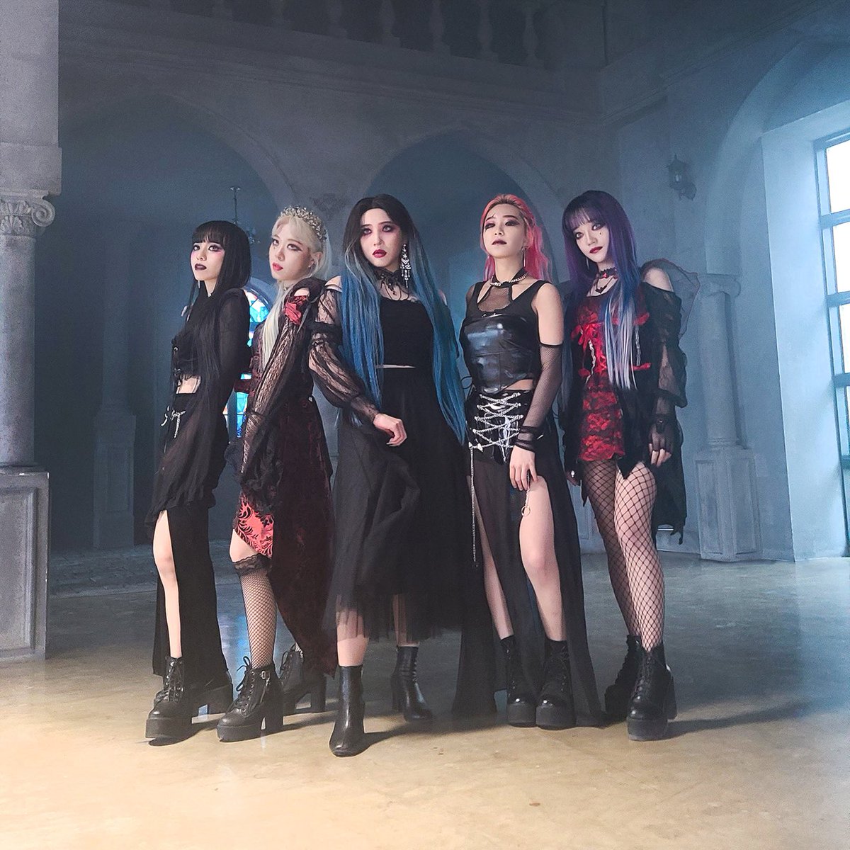 「 INFO 」— A thumbnail do MV de Holler foi substituída!

#RollingQuartz #롤링쿼츠