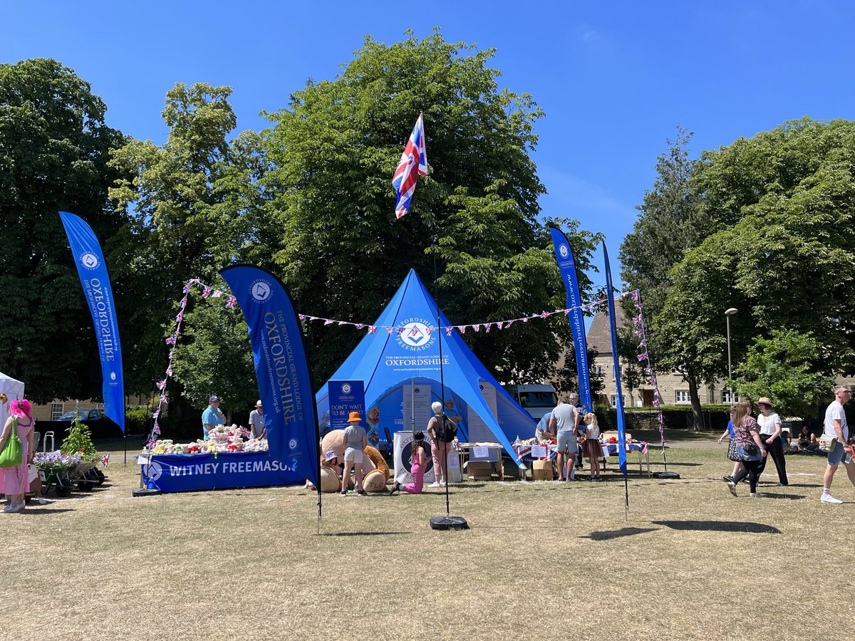 What a brilliant day at Witney Carnival on Sat 9th July. A group of us representing all Oxfordshire Freemasons took part in the huge procession that circumnavigated the pretty Cotswold market town. 1,000s of townspeople lined the streets as we paraded by in full dress regalia.