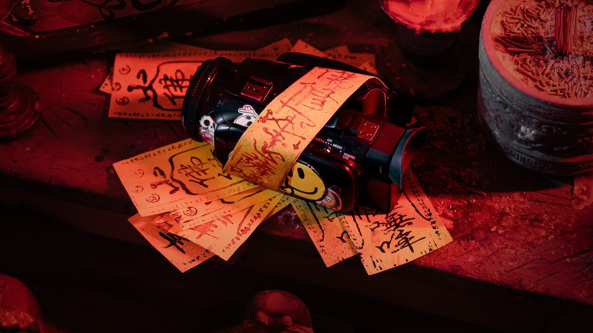 หลายคนไม่รู้ว่าหนังสยองขวัญ #Incantation (netflix) เป็นหนังที่อิงจากเรื่องจริงที่ผวาและน่ากลัวยิ่งกว่าในหนังซะอีก เธรดนี้ขอเล่าเหตุการณ์จริงที่เป็นแรงบัลดาลใจให้กับหนัง เรื่องของครอบครัวนึงที่เชื่อว่าพวกเขาถูกคำสาปร้ายจากเทพเจ้าจีนจนต้องทำร้ายตัวเองถึงจะหาย จนทำให้มีคนตายขึ้นมา!