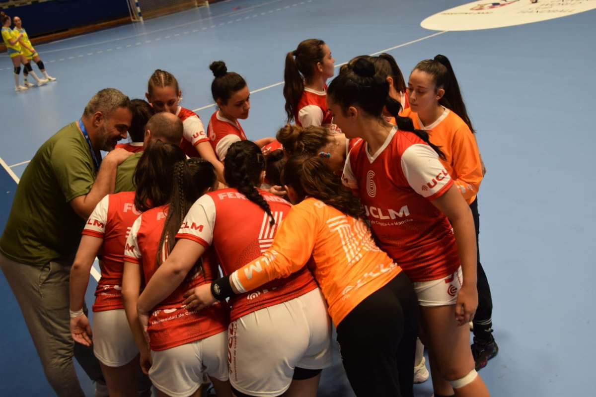 UCLMdeportes's tweet photo. Debut con victoria de nuestras chicas por 32-23 contra la @UPOJQ (Universidad de Prishtina) 
Enhorabuena UCLMers, a seguir compitiendo !!!

@uclm_es 
@ViceCuencaUCLM 
@VEstudianteUCLM 
@Igualdad_UCLM https://t.co/bvPEMfBuH3