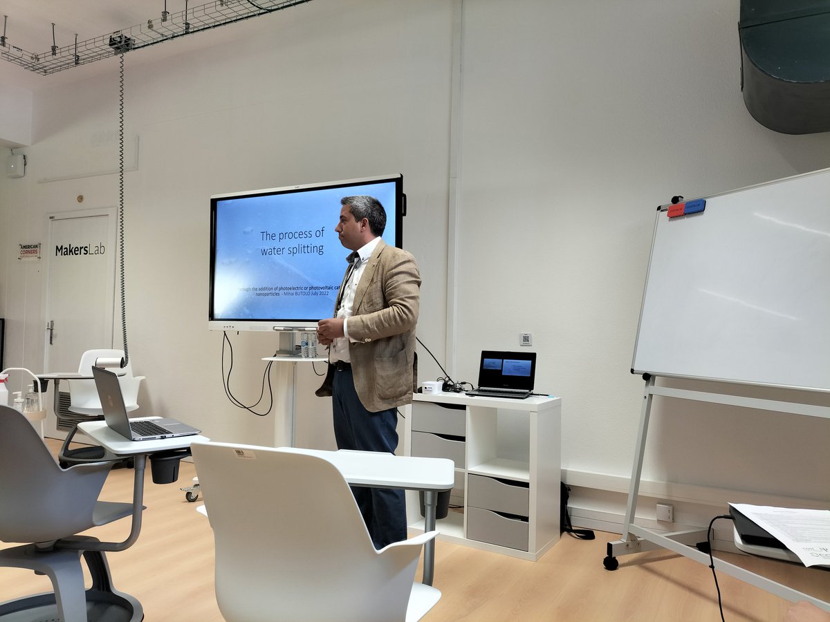 JoseRBGomes's tweet photo. #nanows continues with the talk of M Butolo targeting the process of water splitting as seen from #AI https://t.co/kxRpHVQXX7