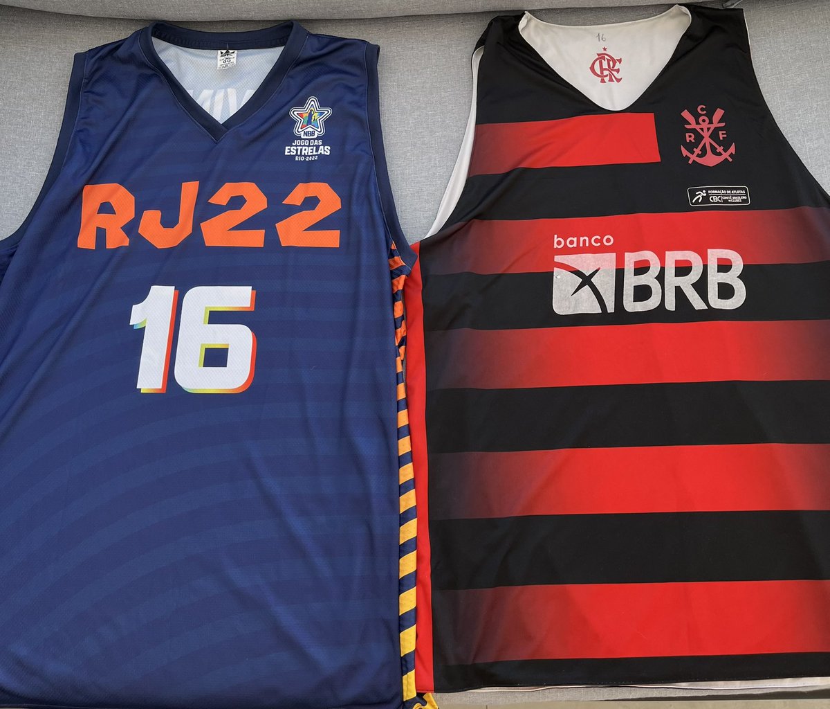 Olivinha16's tweet photo. Sorteio dessas 2 camisas por eu ter atingido 100 mil seguidores aqui.

Camisa azul utilizada no jogo das estrelas do NBB e camisa de treino do Mengão.

Para participar apenas ser meu seguidor, dar RT e marcar 2 perfis nessa publicação.

Dia 18/7 sai o vencedor.
Boa sorte a todos! https://t.co/ji3TmLIoOA