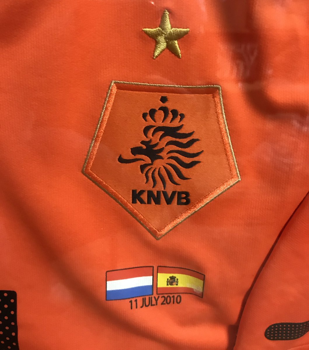 KlaasHa's tweet photo. What could have been op 11 juli 2010. 

Zo zou Oranje gekleed gaan na het laatste fluitsignaal, en in het vliegtuig terug vanuit Johannesburg naar Amsterdam áls… als… als…
#worldcupfinal2010 #nedspa https://t.co/IPvVlmocR0