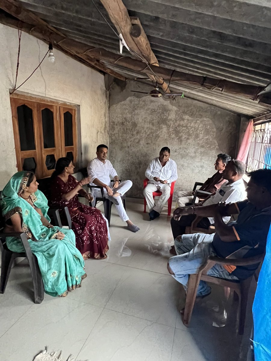 ikaushaldave's tweet photo. NDA ના રાષ્ટ્રપતિ ઉમેદવાર તરીકે શ્રીમતી દ્રૌપદી મુર્મુજીની પસંદગી કરી છે જે આદિવાસી સમાજ માટે ઐતિહાસિક ક્ષણ છે, "આદિવાસી ગૌરવ અભિયાન" અંતર્ગત નર્મદા જીલ્લાના ડેડીયાપાડાના તાલુકાના અલમાવાડી શક્તીકેન્દ્ર પર પ્રવાસ કરીને શ્રીમતી દ્રૌપદી મુર્મુજીના જીવનથી લોકોને અવગત કર્યા. https://t.co/a4nLHFCHA2