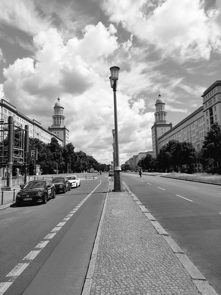 Bang In The Middle

#Berlin #Friedrichshain #KarlMarxAllee #Stalinallee #PaulickLampen