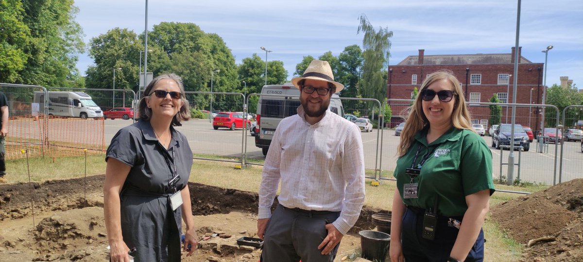 lincmuseumusher's tweet photo. The #InvestigateLearning Team were thrilled to be shown around an ongoing archaeological dig by @BGULincoln’s Programme Leader for Archaeology & Heritage, Derwin Gregory today.
Only 1 week of digging to go! Some of the incredible finds are displayed in the museum. https://t.co/xfGV5TFt4W