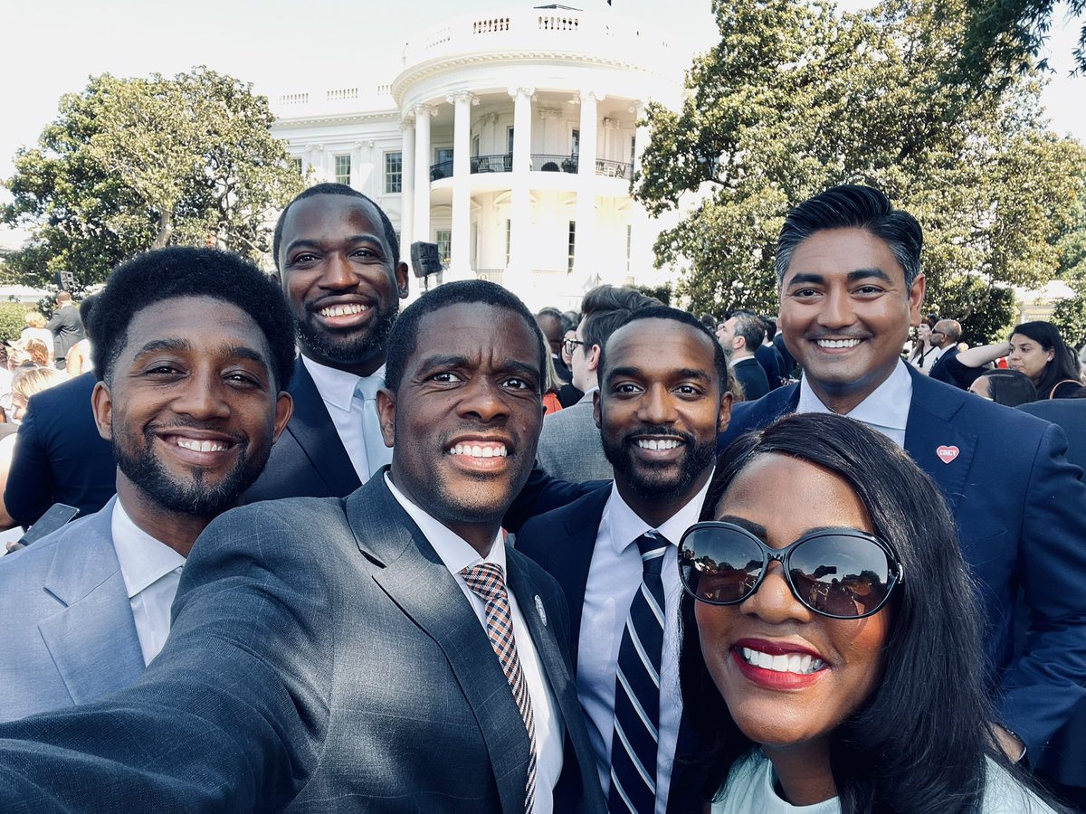 Hanging out with @POTUS and a bunch of #mayors to celebrate the signing of the bipartisan #SaferCommunitiesAct, America’s first mayor Gun legislation in 3 decades. We’ve got a long way to go, but the steps in this bill will help enormously.