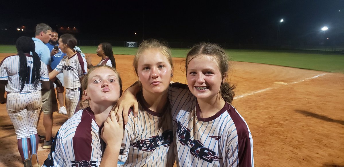 V_Merrill08's tweet photo. So proud to be on this team!! We only lost one in pool play then went undefeated for sunday winning the whole tournament. Love all of y'all hopefully I see y'all in the fall!! Also thanks for our coaches who helped us though it all! @allgritnoquit https://t.co/p7EgaYTF8Z