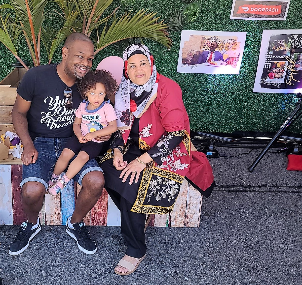 SalmaZahid15's tweet photo. At the Taste of Lawrence festival this weekend, @DoorDash hosted Tasty Jollof Restaurant and Lounge as part of its #BlackFoodEnergy tent. It’s about celebrating Black Chefs and Black restaurants and the goodness they deliver in their neighbourhoods all year long. #ScarbTO https://t.co/81Zxkegy04