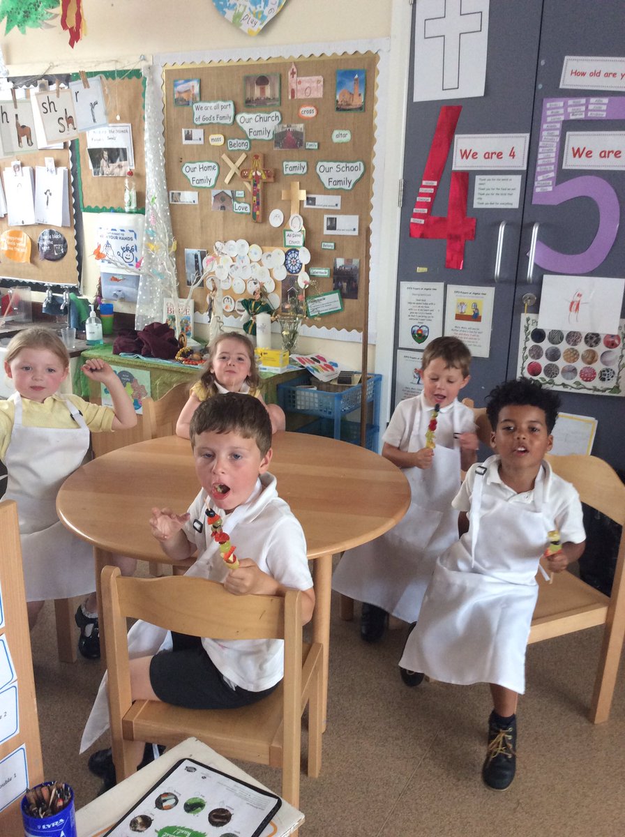 AllSaintsTraff's tweet photo. Lots of fun today making yummy Fruit Kebabs ...🍇🍌🍐🍎🥝 #oralhealthweek #HealthyEating 😋 https://t.co/DmLHnFtQj1