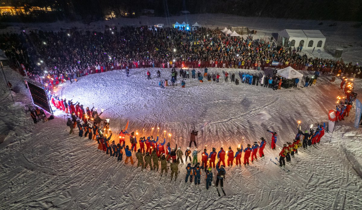 TurismoTDF's tweet photo. ¡Reviví la Fiesta del Invierno 2022 desde el aire!
Tierra del Fuego es emoción a primera vista
¡Hacete #FanDeLaNieve del Fin del Mundo!
#FiestaDelInvierno #CerroCastor #Drone #FiestasArgentinas #TierraDelFuego #FinDelMundo #Patagonia https://t.co/wfsWWaSFrD
