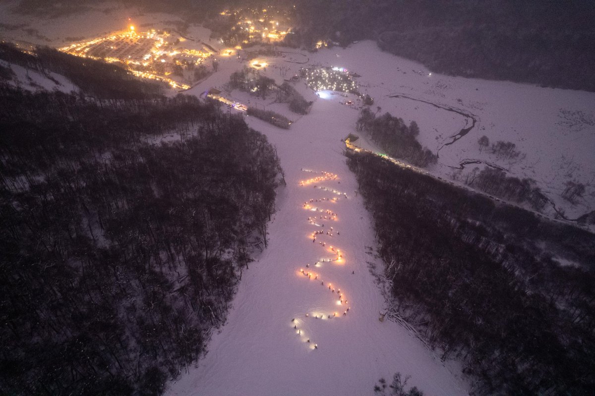 TurismoTDF's tweet photo. ¡Reviví la Fiesta del Invierno 2022 desde el aire!
Tierra del Fuego es emoción a primera vista
¡Hacete #FanDeLaNieve del Fin del Mundo!
#FiestaDelInvierno #CerroCastor #Drone #FiestasArgentinas #TierraDelFuego #FinDelMundo #Patagonia https://t.co/wfsWWaSFrD
