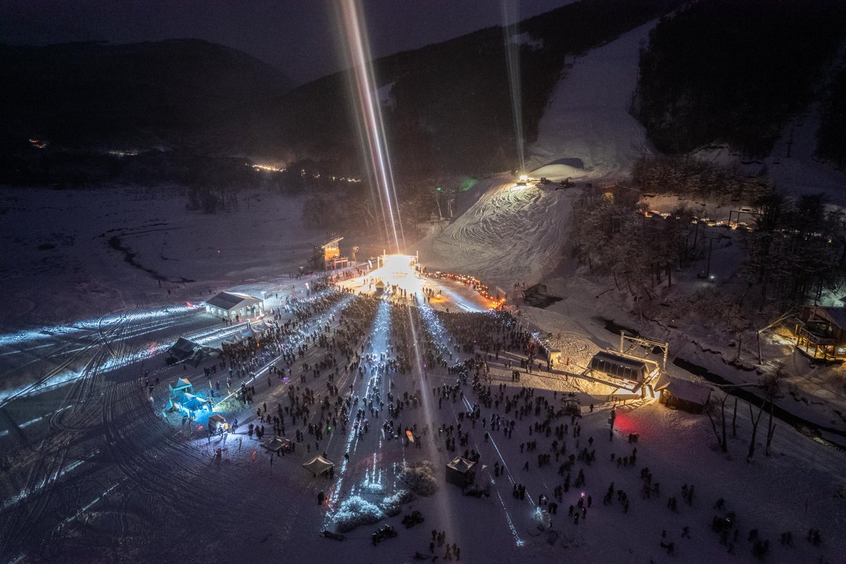 TurismoTDF's tweet photo. ¡Reviví la Fiesta del Invierno 2022 desde el aire!
Tierra del Fuego es emoción a primera vista
¡Hacete #FanDeLaNieve del Fin del Mundo!
#FiestaDelInvierno #CerroCastor #Drone #FiestasArgentinas #TierraDelFuego #FinDelMundo #Patagonia https://t.co/wfsWWaSFrD