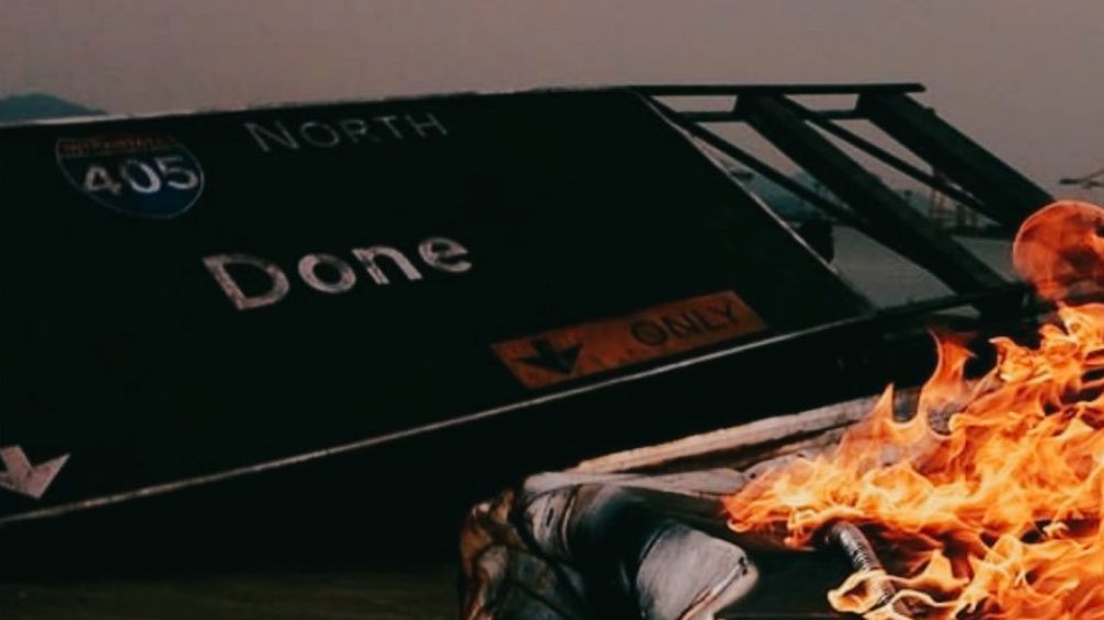 btsaresevennn's tweet photo. “Done”… lo hizo… lo quemó todo.. ARSON

#jhope_ARSON #JackInTheBox #JHOPE https://t.co/viVK14NwnX