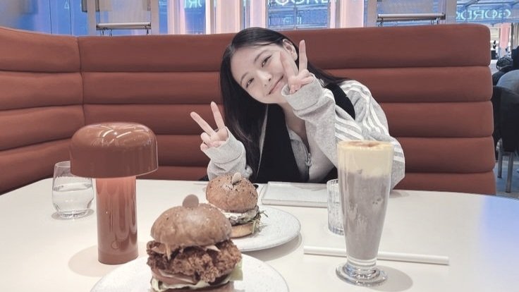kmjuzone's tweet photo. a wonyuna short au — 

afraid to tell the truth, scared to know the truth. bestfriends who promised to always be there for each other, but what will happen if the other realizes that she've always been in love the latter ever since? https://t.co/ps9DprcbAd