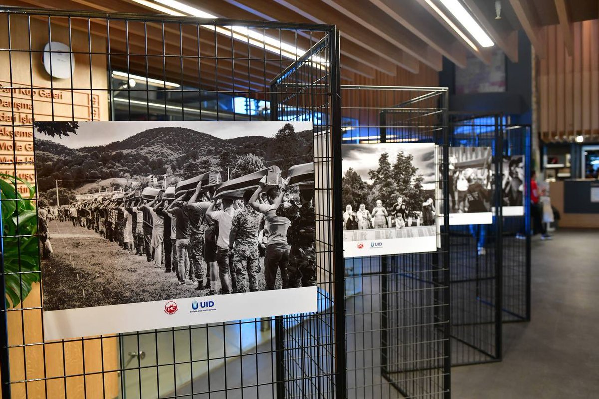 M. Ergün TURAN (@mergun_turan) on Twitter photo Acısı hala ilk günkü gibi yüreğimizde.
Unutmadık....
27. Yılında Srebrenitsa Soykırımı Fotoğraf Sergisi'ni gezdik.
<a href="/uidbosna/">UID Bosna Hersek</a>
📍Fatih Merkez Kütüphanesi Acısı hala ilk günkü gibi yüreğimizde.
Unutmadık....
27. Yılında Srebrenitsa Soykırımı Fotoğraf Sergisi'ni gezdik.
<a href="/uidbosna/">UID Bosna Hersek</a>
📍Fatih Merkez Kütüphanesi