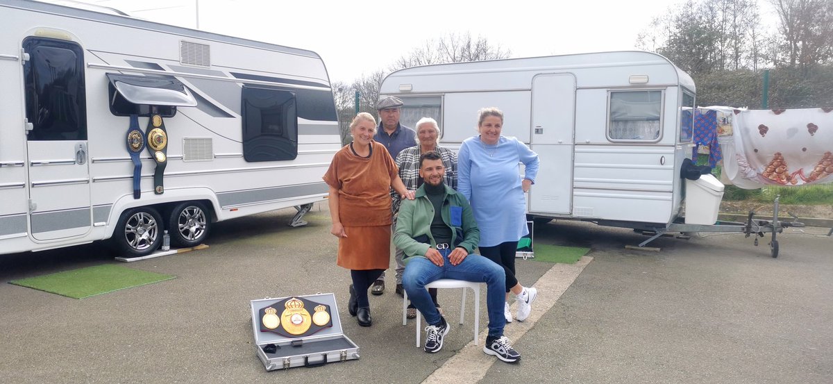 SeiyaProduction's tweet photo. Souvenirs de quatre mois de tournages dans diverses communautés des gens du voyage. Des rencontres et des moments hors du temps. À retrouver dans #Marave notre documentaire en ligne sur @BrutXOfficiel #documentaire #reportage #boxe #Gitans https://t.co/ssvmXlJ2bO