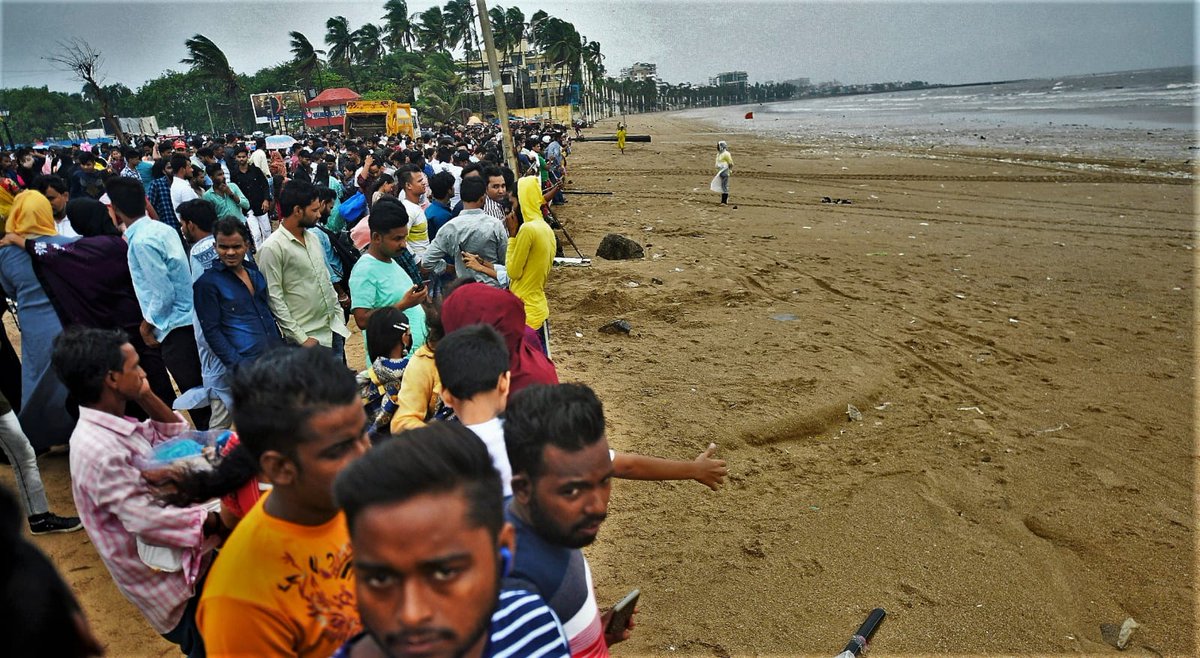 TOIMumbai's tweet photo. With IMD issuing an orange alert for #Mumbai indicating heavy rains, the BMC has restricted entry to #Juhu beach. Recently the BMC chief ordered entry to beach be shut in days when orange or red alert is issued. https://t.co/I6frOBewxV