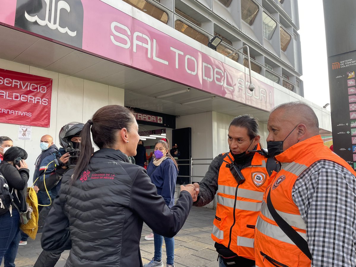 Claudiashein's tweet image. Hoy estuve en las estaciones Pino Suárez, San Lázaro y Salto del Agua para supervisar personalmente el funcionamiento del operativo de apoyo a l@s usuari@s de la Línea 1. Hicimos algunos ajustes para mejorar el servicio  y aminorar las afectaciones a la ciudadanía.