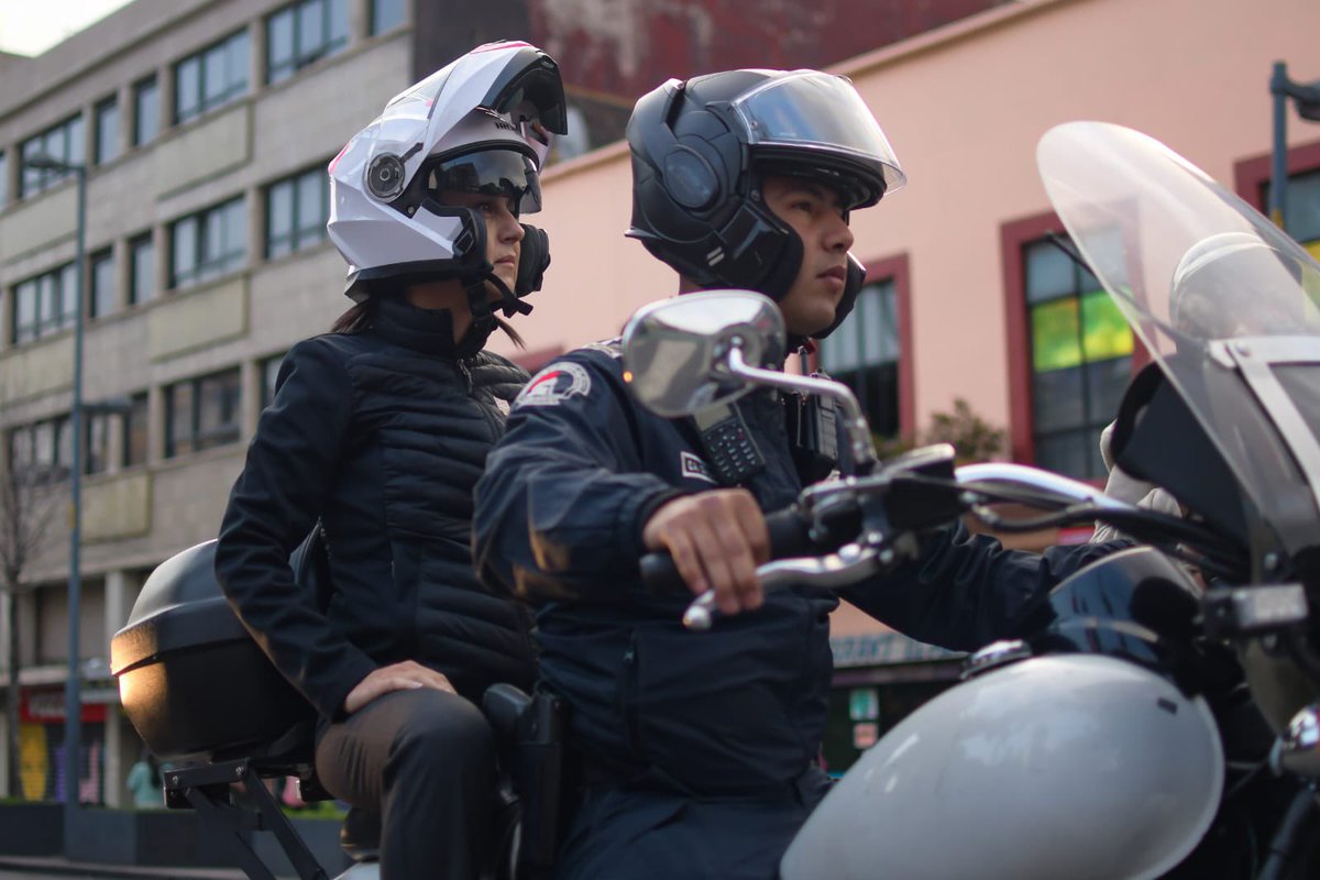 Claudiashein's tweet image. Hoy estuve en las estaciones Pino Suárez, San Lázaro y Salto del Agua para supervisar personalmente el funcionamiento del operativo de apoyo a l@s usuari@s de la Línea 1. Hicimos algunos ajustes para mejorar el servicio  y aminorar las afectaciones a la ciudadanía.