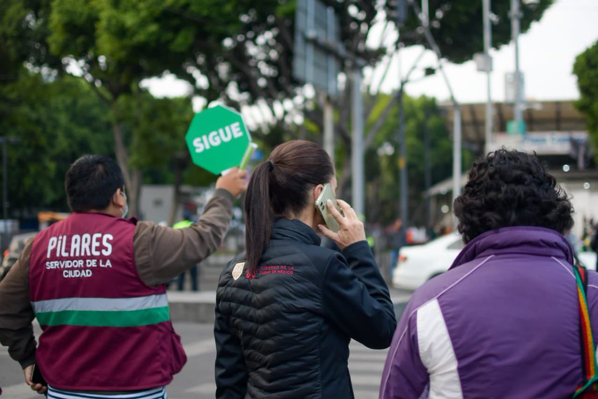 Claudiashein's tweet image. Hoy estuve en las estaciones Pino Suárez, San Lázaro y Salto del Agua para supervisar personalmente el funcionamiento del operativo de apoyo a l@s usuari@s de la Línea 1. Hicimos algunos ajustes para mejorar el servicio  y aminorar las afectaciones a la ciudadanía.