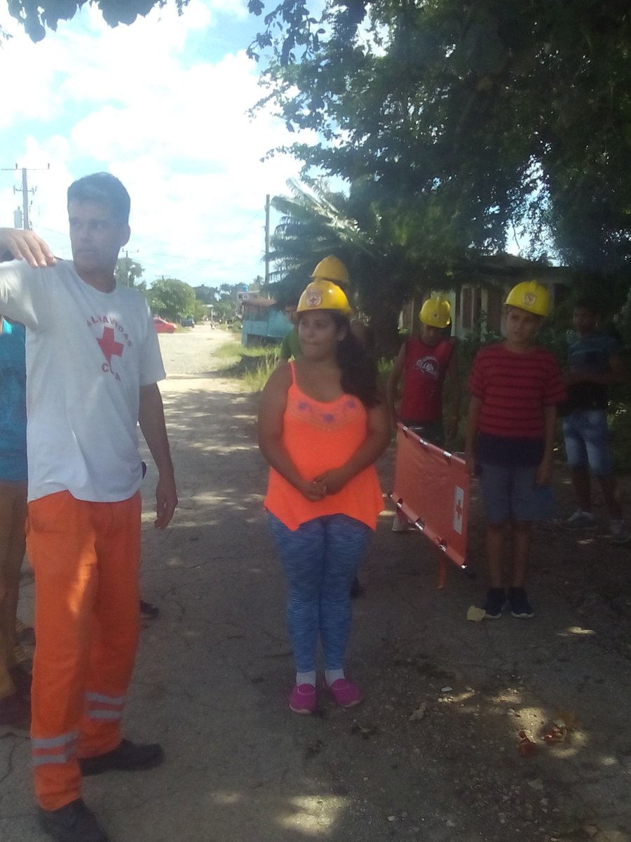 rocioarcesuare2's tweet photo. Los alumnos de nuestro centro realizan diferentes ejercicios en el Círculo de Interés de Cruz Roja. #SomosContinuidad  #SíSePuede #CubaMined #educadoresplaceteños #VillaClara https://t.co/gOtMSAaiU5