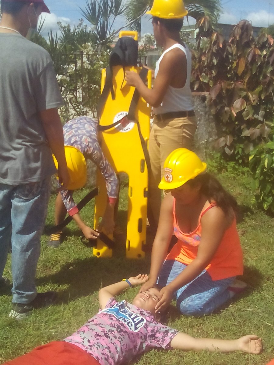 rocioarcesuare2's tweet photo. Los alumnos de nuestro centro realizan diferentes ejercicios en el Círculo de Interés de Cruz Roja. #SomosContinuidad  #SíSePuede #CubaMined #educadoresplaceteños #VillaClara https://t.co/gOtMSAaiU5