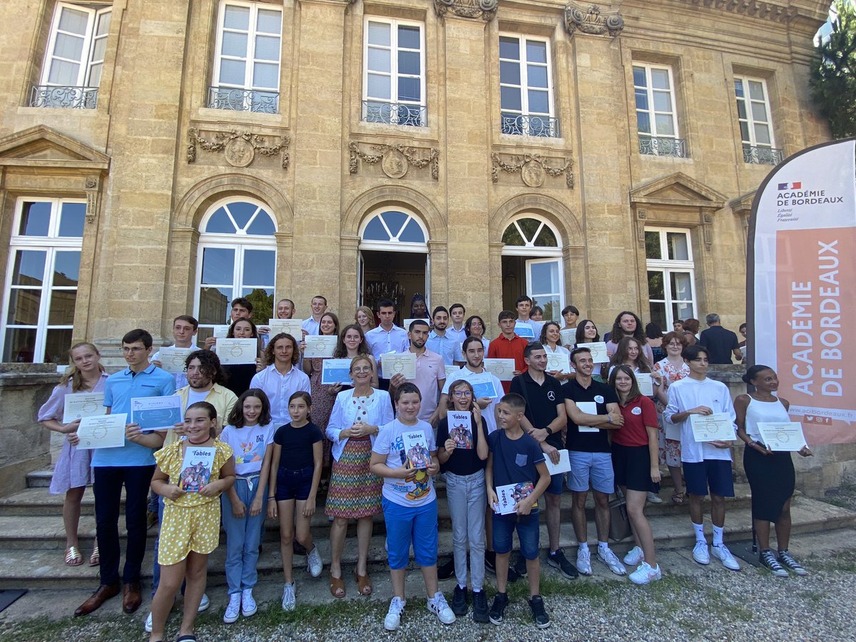 AcBordeaux's tweet photo. La rectrice @ABisagni félicite les meilleurs bacheliers des séries générale, technologique, professionnelle et binationaux pour la session 2022 👏
L'occasion également de mettre à l’honneur les élèves qui se sont illustrés cette année par des concours, prix et olympiades ! https://t.co/lUHgo8s4j7