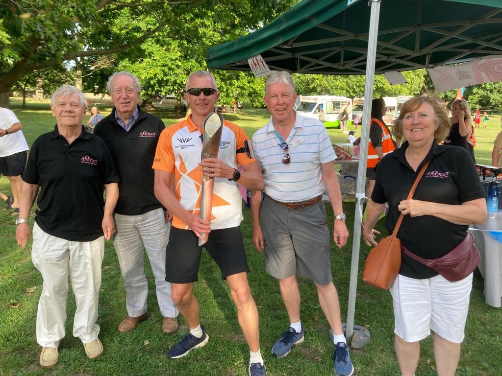 Dacorum_Trust's tweet photo. Delighted to be part of the @birminghamcg22 Queen’s Baton Relay in Gadebridge Park, Hemel Hempstead on Friday. 

It was a fun start to the weekend and thank you to everyone who donated or bought drinks and sweets!

#dacorum #hemelhempstead #gadebridgepark @DacorumBC https://t.co/44wj9Qeoip