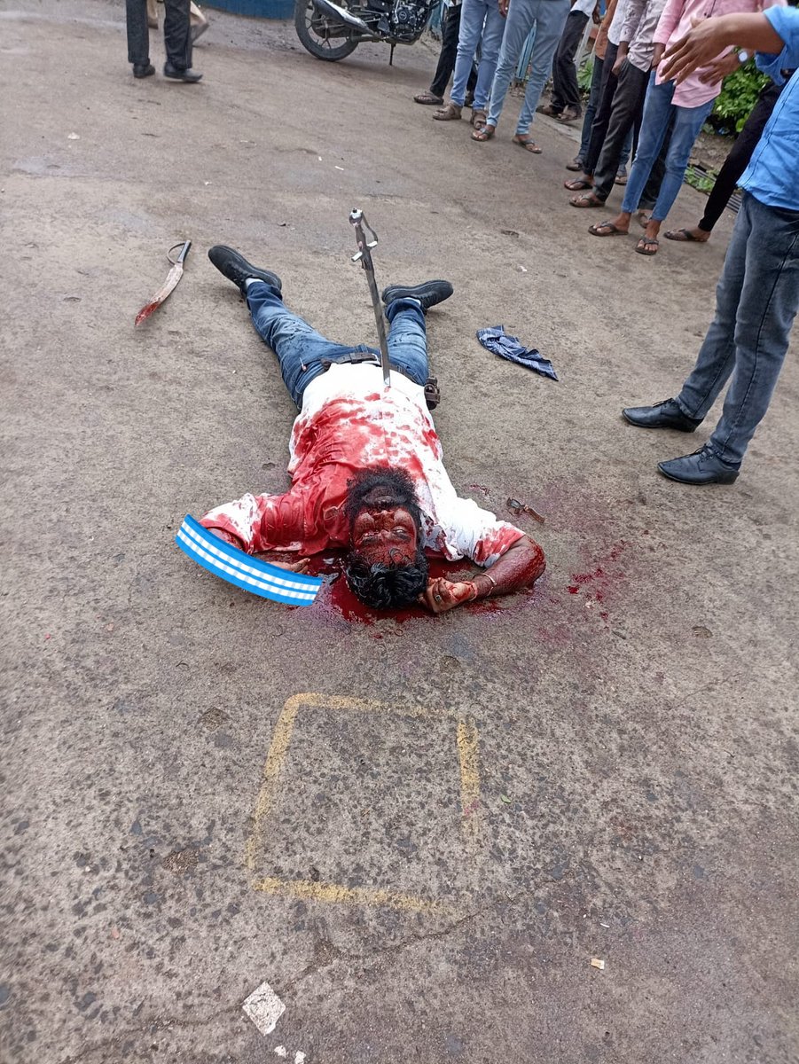 Shaad_Bajpe's tweet photo. #Gulbarga: Shahbad Corporation Ex Chairman and Husband of present chairman Girish Kambanur has been murdered brutally near Shahbad Railway station today morning. Reports say more than 20 times he was stabbed by the miscreants. https://t.co/eXv8aTiU32