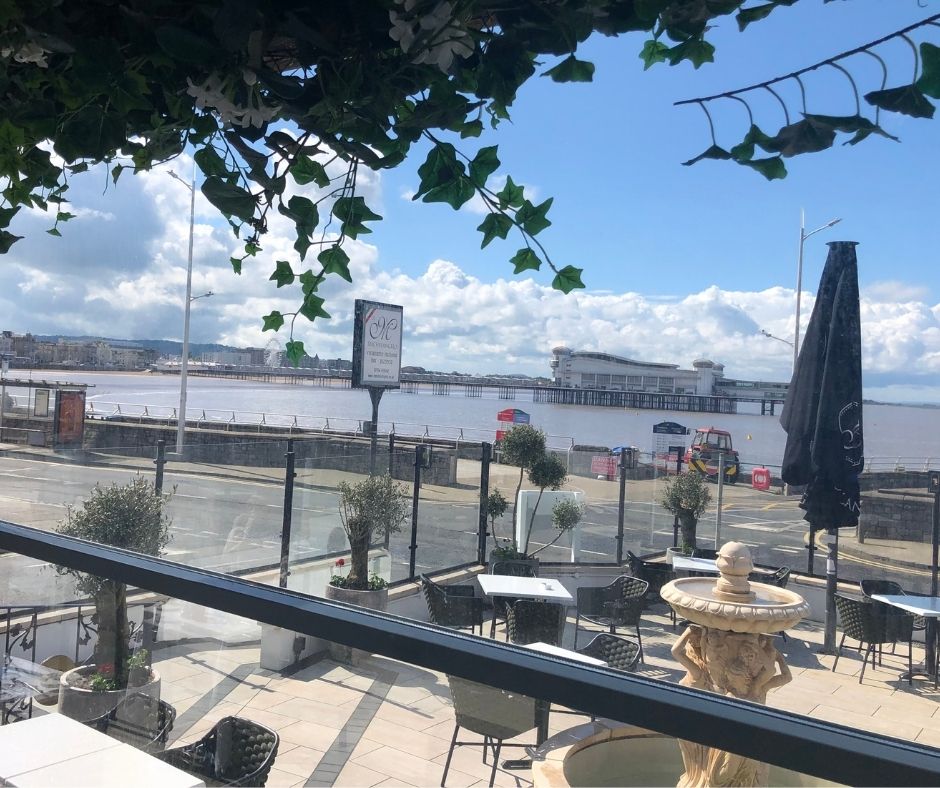 michelangelo_il's tweet photo. Ohhhhhh, we do like to be beside the seaside!🎶
#seafront #westonsupermare #seafrontdining https://t.co/vKwS43KTuz
