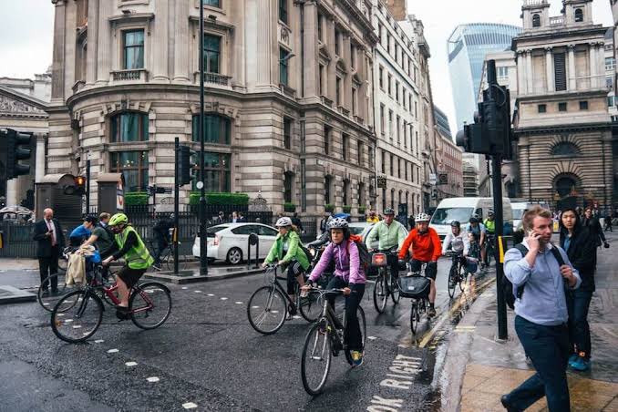 vlourbano's tweet image. “Peatones y ciclistas gastan más en el comercio local que automovilistas”. 🚶‍♀️🚲👌 Así lo reveló esta investigación del Transport for London (TfL) en la cual se encontró que peatones y ciclistas gastan hasta un 40% más que los automovilistas. forbes.com/sites/carltonr…