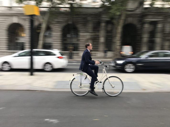 “Peatones y ciclistas gastan más en el comercio local que automovilistas”. 🚶‍♀️🚲👌 Así lo reveló esta investigación del Transport for London (TfL) en la cual se encontró que peatones y ciclistas gastan hasta un 40% más que los automovilistas. forbes.com/sites/carltonr…