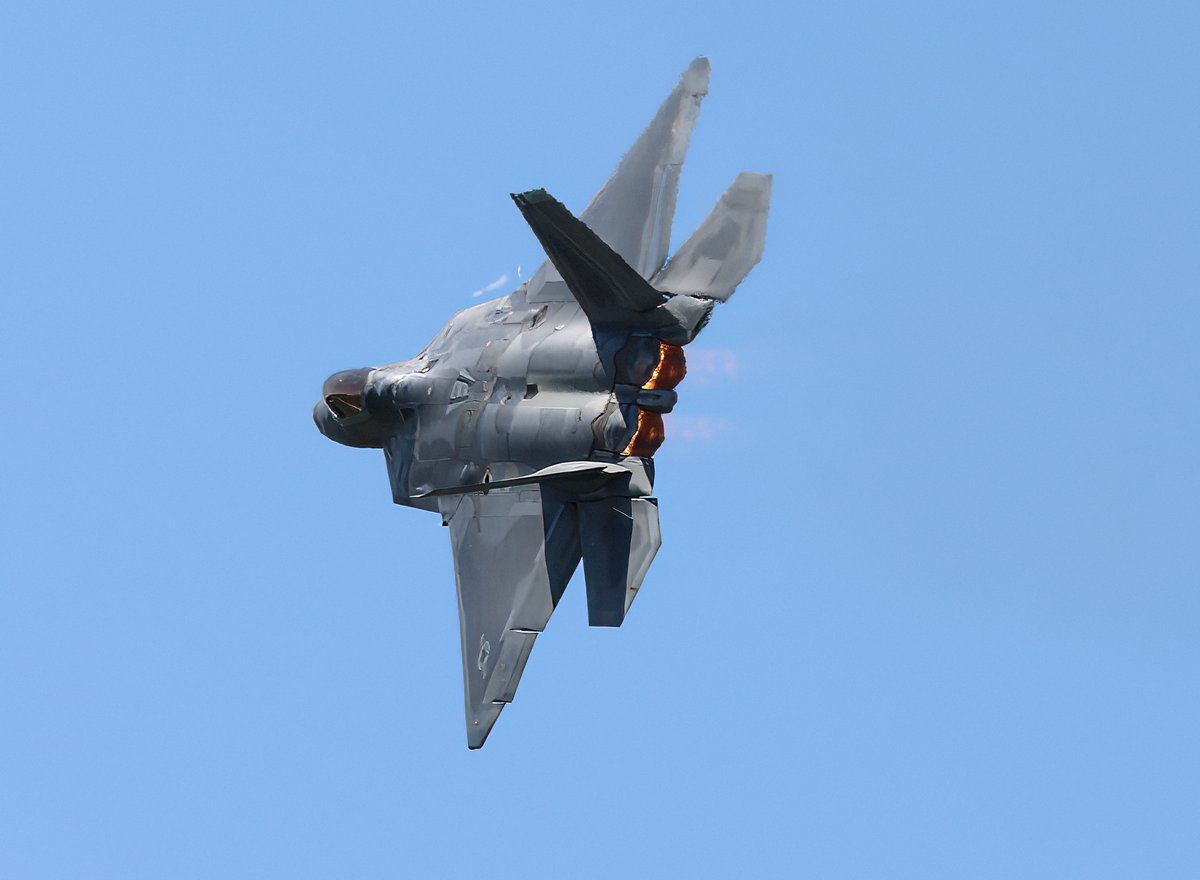Debography's tweet image. Managed to get on the flight line for the Air Show yesterday!  #airshow #pilot #2022SelfridgeOpenHouseandAirShow #selfridgeairshow #AF75 #flynavy #gonavy #127thWing #SelfridgeAirNationalGuardBase #MichiganAirNationalGuard #MING #ANG #TeamSelfridge #Selfridge #AirForce #USAF