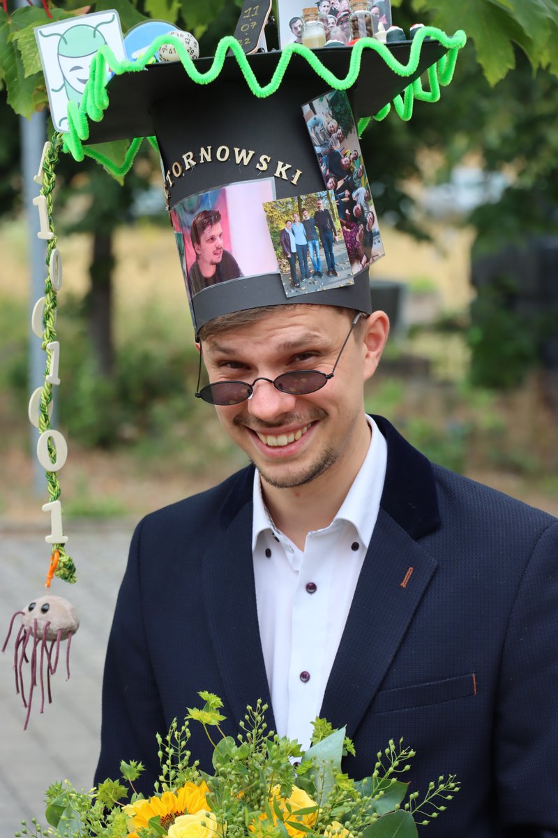 Christian Kost (@kostchristian) on Twitter photo Today, André Bogdanowski very succesfully defended his PhD thesis. A super-interesting project finally comes to an end. Great colaboration with Karin Frank <a href="/UFZ_de/">UFZ</a> <a href="/UniOsnabrueck/">Uni Osnabrück</a>. Thank you also <a href="/FrankHilker/">Frank Hilker</a> for having been part of the committee. #EvoCell Today, André Bogdanowski very succesfully defended his PhD thesis. A super-interesting project finally comes to an end. Great colaboration with Karin Frank <a href="/UFZ_de/">UFZ</a> <a href="/UniOsnabrueck/">Uni Osnabrück</a>. Thank you also <a href="/FrankHilker/">Frank Hilker</a> for having been part of the committee. #EvoCell